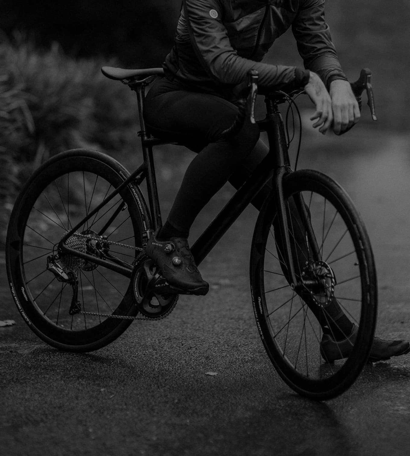 Pessoa parada montada em uma bicicleta